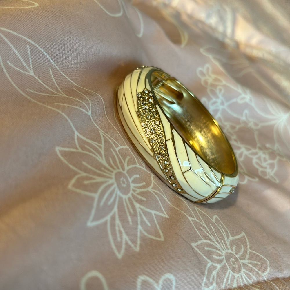 Super cute fashion bangle bracelet✨❤️